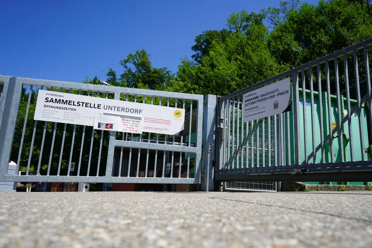 Man sieht die Umzäunung der Wertstoffsammelstelle Weisslingen.